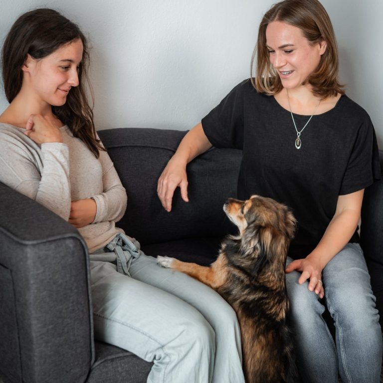 Entspannung Hypnose Burnout-Prävention Resilienz Erschöpfung Stress Nervensystem Junge Frau (Klientin) liegt mit geschlossenen Augen entspannt auf einem Relaxsessel.