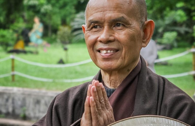 Buddhismus Rosenheim Plum Village Thich Nath Hanh Meditation Achtsamkeit Portrait Thich Nath Hanh lächelnd mit Händen in Gebetshaltung