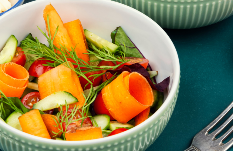 Emotionales Essen Achtsamkeit gesunde Ernährung Abnehmen Meditation Schüssel mit Rohkost-Salat
