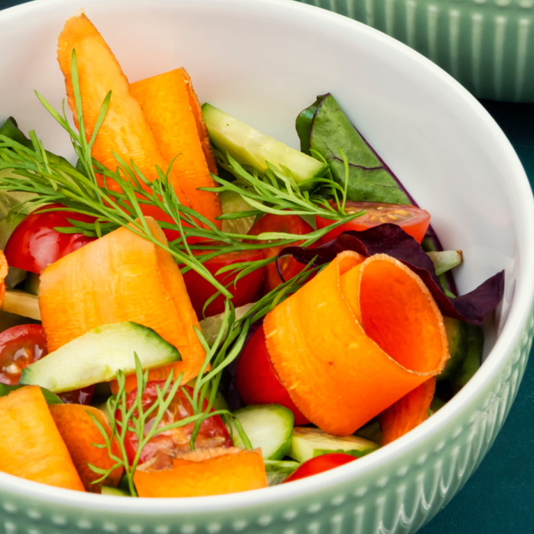 Schüssel mit Rohkost-Salat